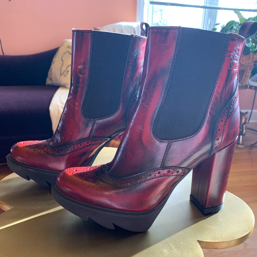 Shoe Embassy The Red Queen in the color Claret